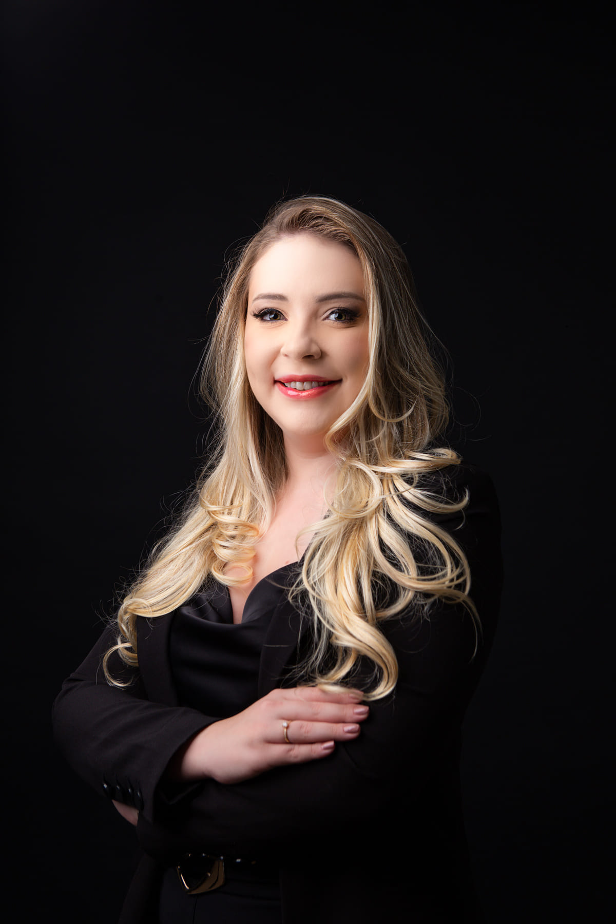Empresária em traje social preto
