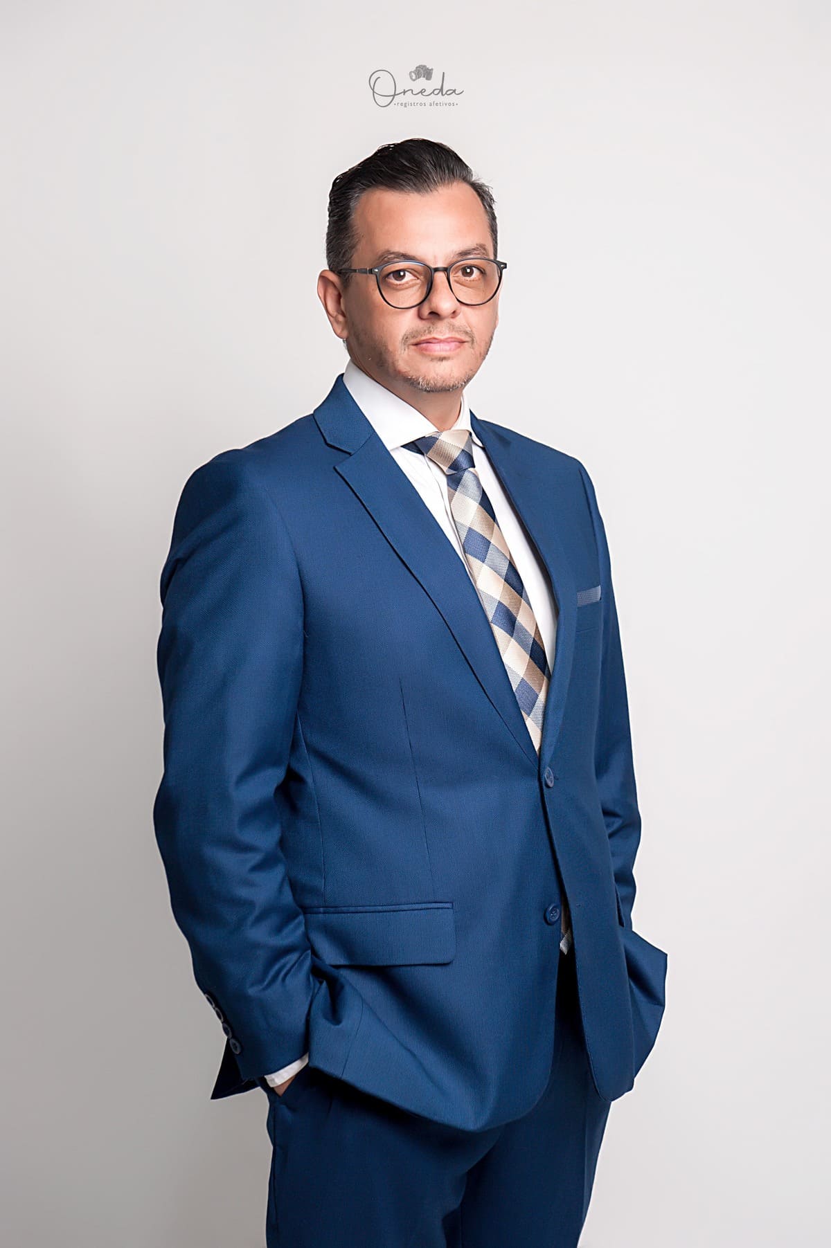 Executivo em terno azul — retrato de autoridade