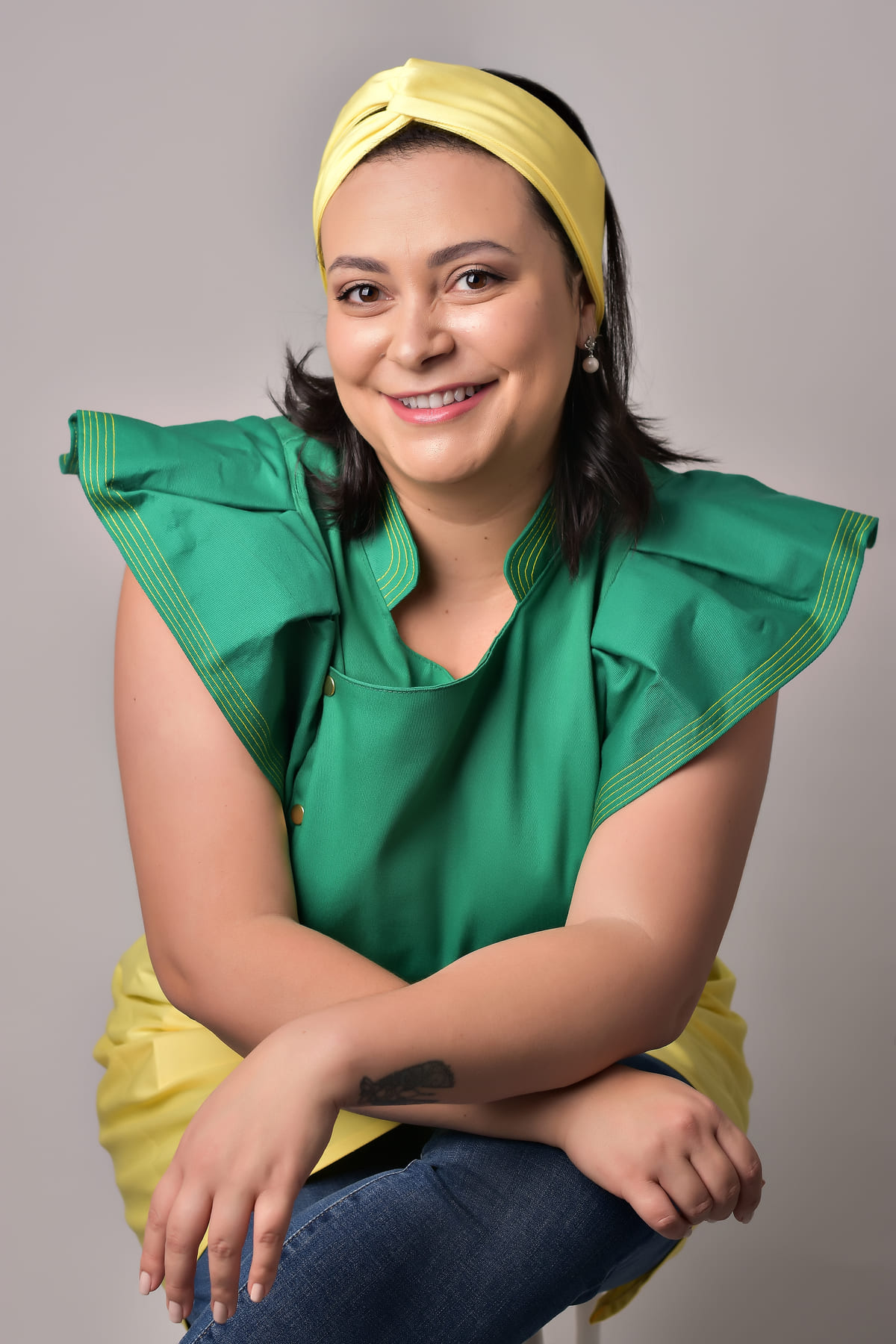 Profissional criativa em uniforme verde e amarelo