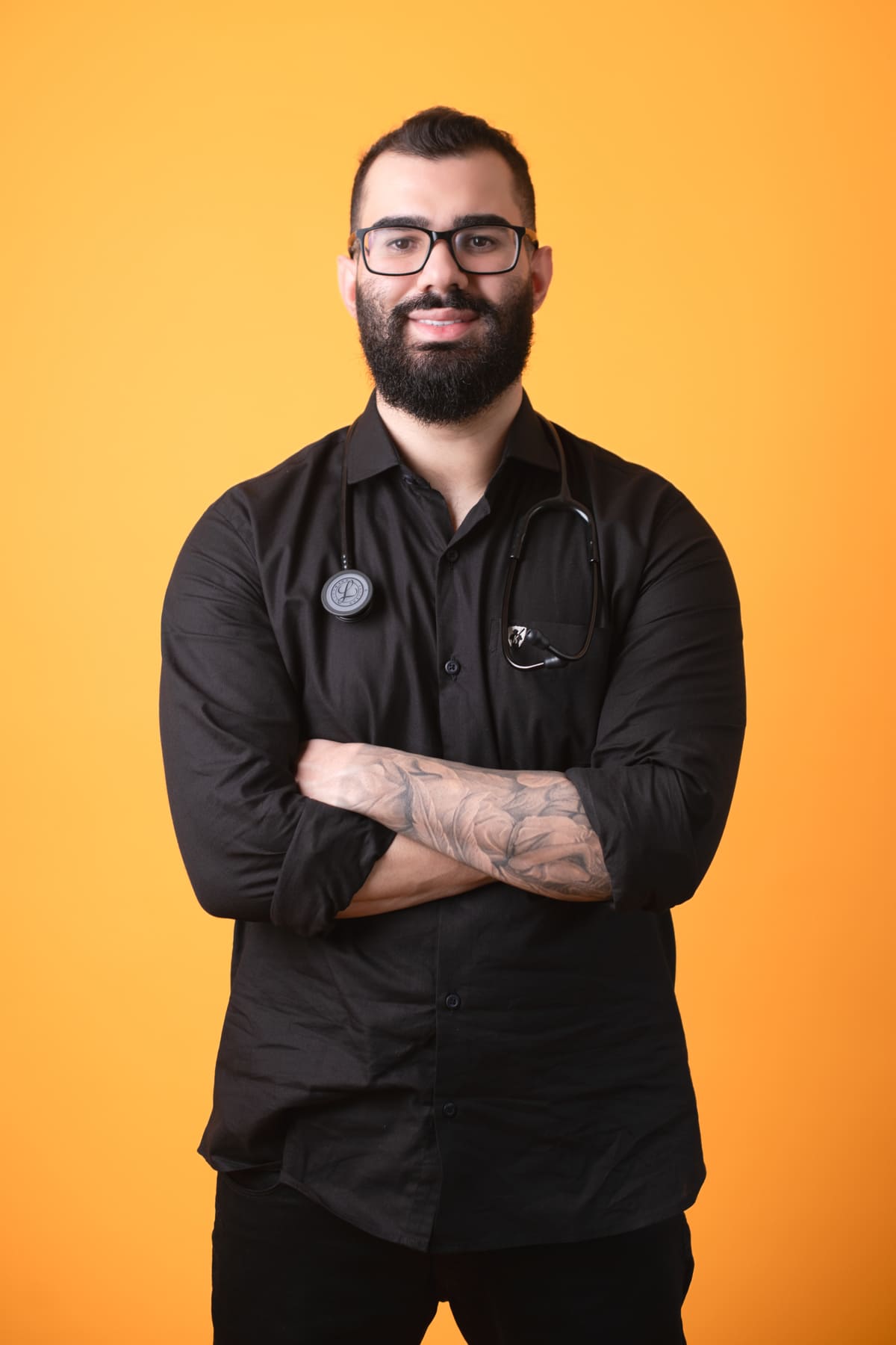 Médico em camisa preta com estetoscópio