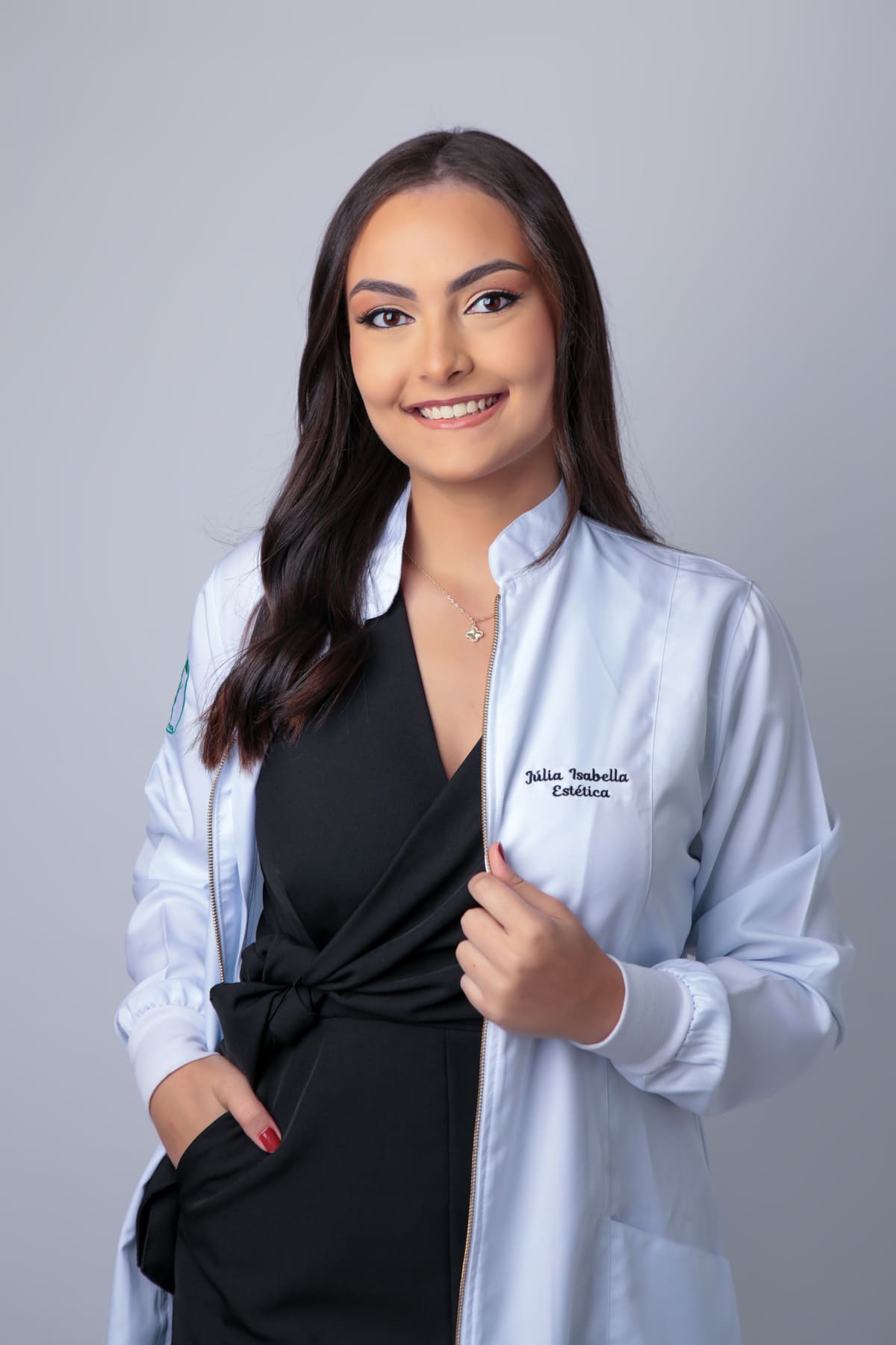 Esteticista em jaleco branco personalizado