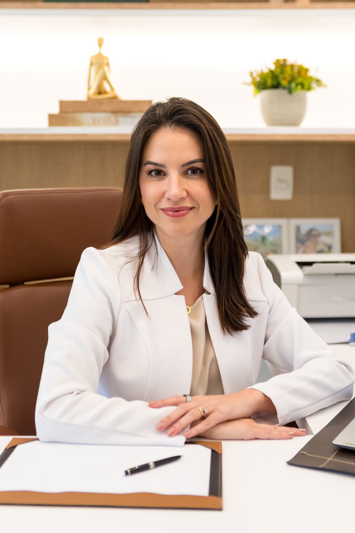 Médica em ambiente profissional de consultório