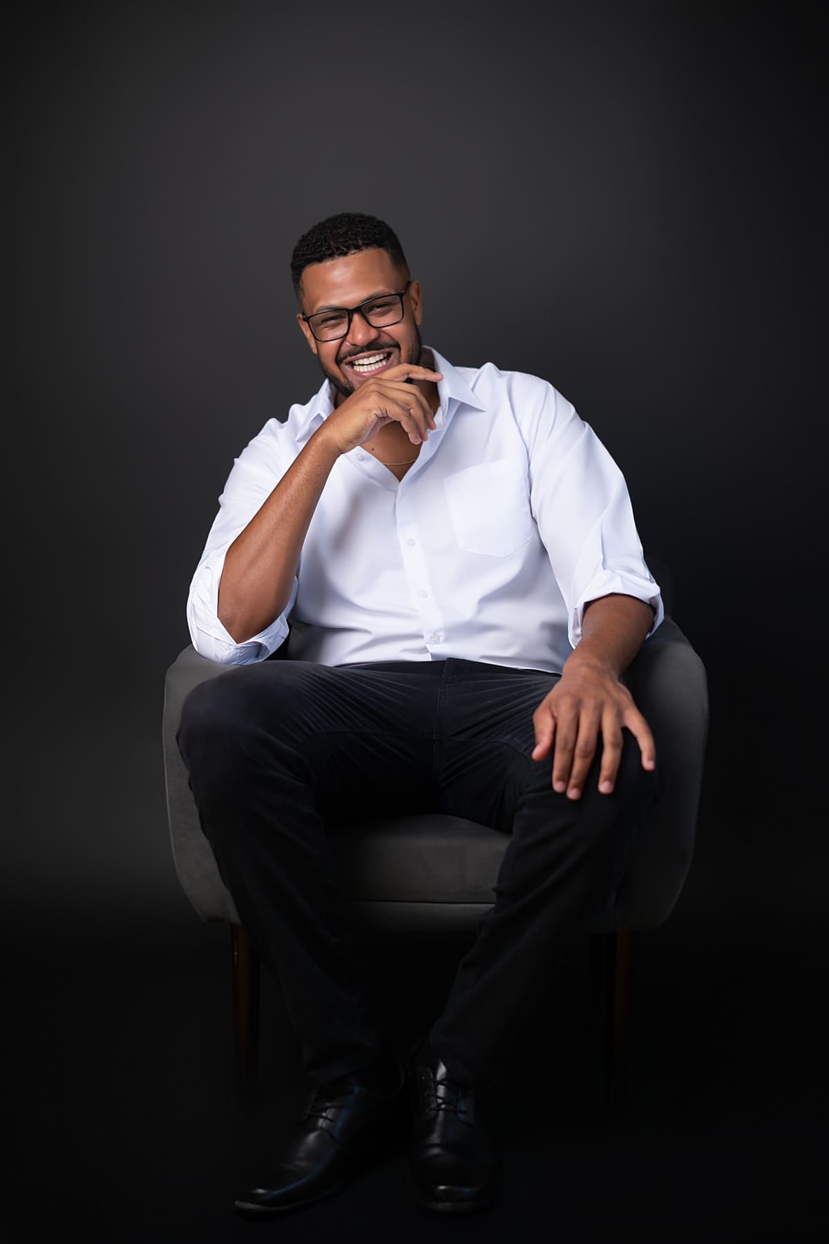 Profissional em camisa branca sentado — retrato editorial